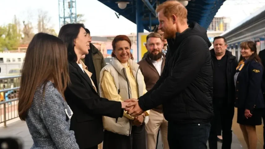 Príncipe Harry visita Kiev em surpresa