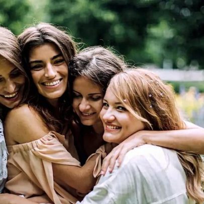 Mulheres procuram mais amigas e menos maridos à medida que envelhecem