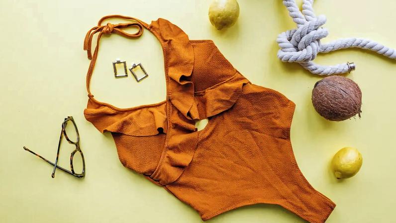 Imagem de contexto do artigo Fatos de banho e biquinis acertados que favorecem quem tem barriga ou anca mais mais larga