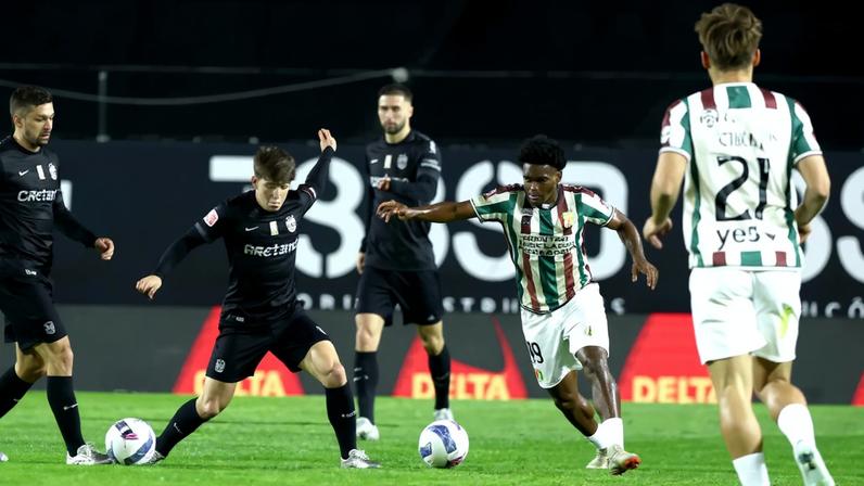 Daniel Bragança, em luta com o amadorense Doué, voltou a marcar um golo que valeu três pontos ao Sporting