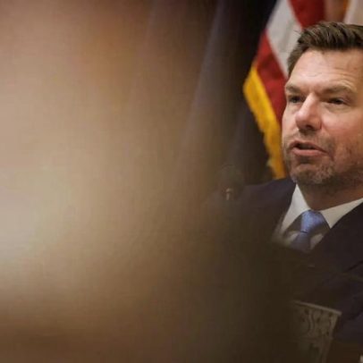 Suspende campanha para governador da Califórnia após denúncias de agressão