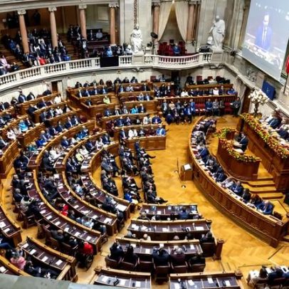 Deputados abandonam galerias durante discurso de Ventura nos 50 anos da Constituição