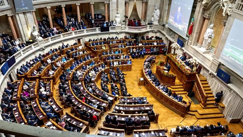 Deputados abandonam galerias durante discurso de Ventura nos 50 anos da Constituição