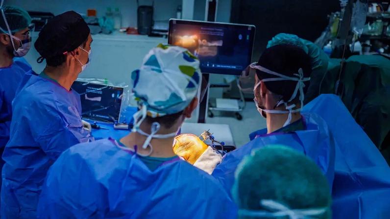 Os factos remontam a 2021, quando o doente foi submetido a uma cirurgia de remoção de todo o cólon e reto