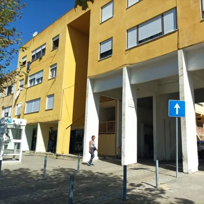 Atacaram o veículo com cinco tiros ao para-brisas; condutor sobreviveu