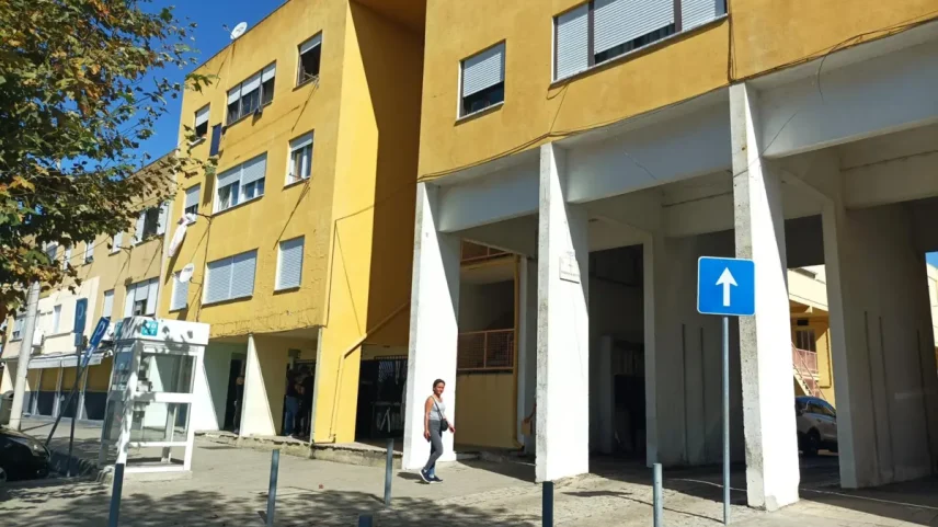 Atacaram o veículo com cinco tiros ao para-brisas; condutor sobreviveu