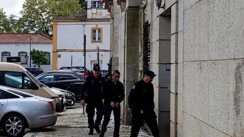 Arguido algemado na entrada do Tribunal de Beja esta terça-feira