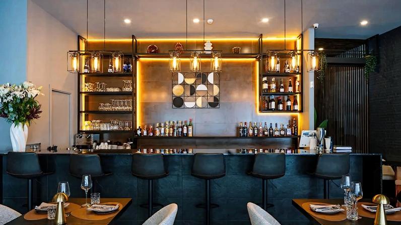 A parrilla aberta argentina é a força motriz do novo restaurante Faminto, em Lisboa.