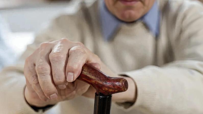 Como se explica o odor que acompanha o envelhecimento