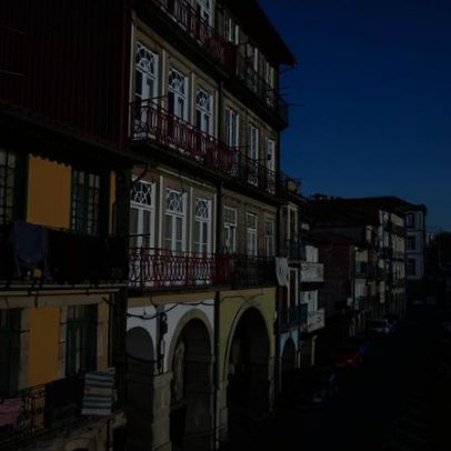 Fachada de habitação devoluta desabou no Porto