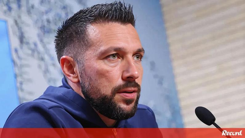 Conferência de Farioli sobre o jogo com o Famalicão em directo