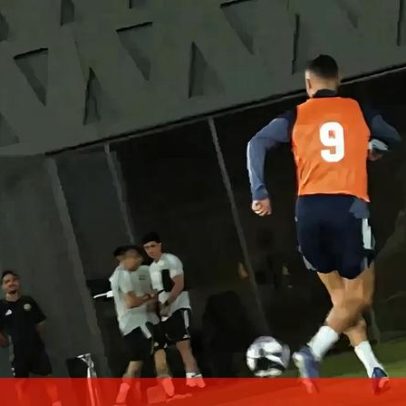 Cristiano Ronaldo volta aos treinos e marca golaço