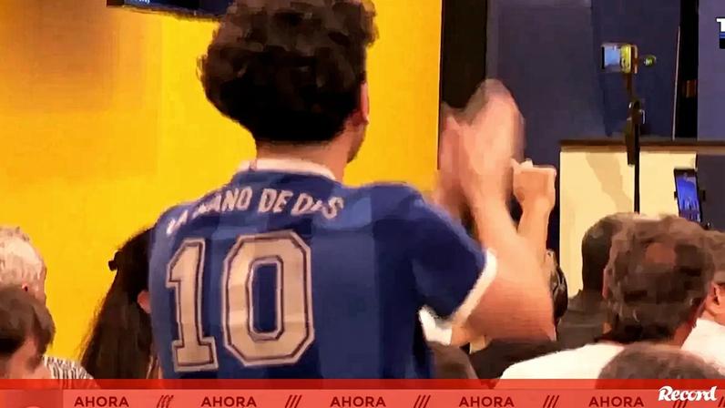 Adepto invade conferência de imprensa e deixa Scaloni incrédulo: «Pensei que era uma coisa preparada»