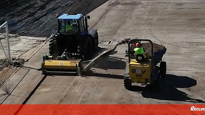 Lus. Lourosa inicia instalação do novo relvado