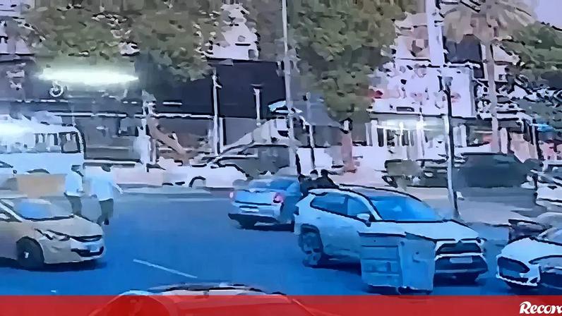 Imagens de videovigilância mostram momento em que jornalista americana é raptada no Iraque