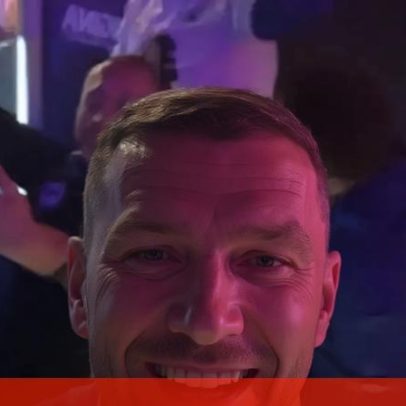 Dzeko faz live de festejos da Bósnia pelo apuramento ao Mundial 2026