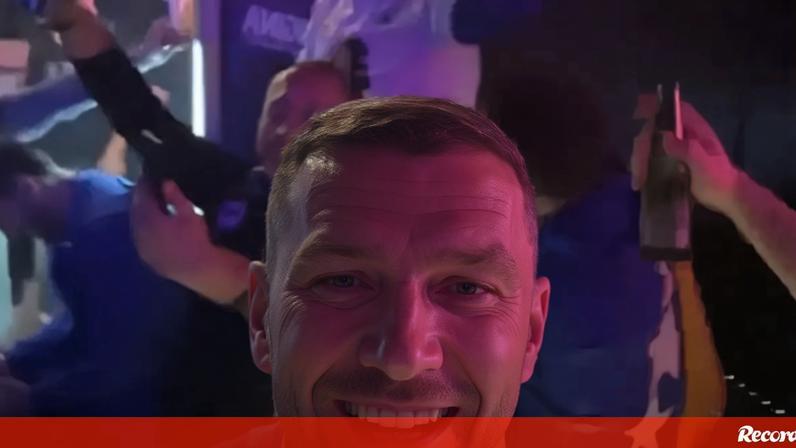 Dzeko faz live de festejos da Bósnia pelo apuramento ao Mundial 2026