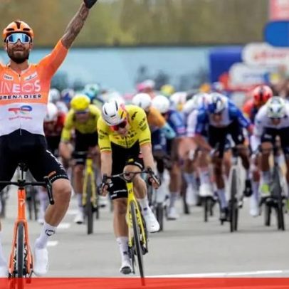 Filippo Ganna vence a Através da Flandres