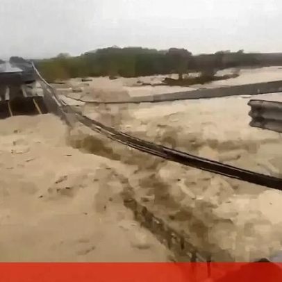 Ponte que liga duas regiões de Itália colapsa, imagens impressionantes