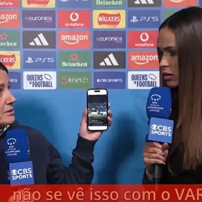 Treinadora do Chelsea mostra puxão de cabelo a jogadora com telemóvel