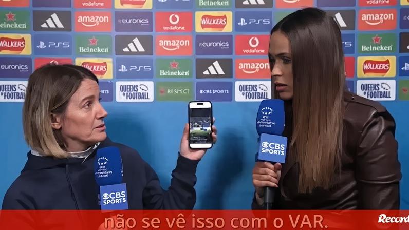 Treinadora do Chelsea mostra puxão de cabelo a jogadora com telemóvel