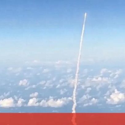 Artemis II descola para a Lua, visto do céu