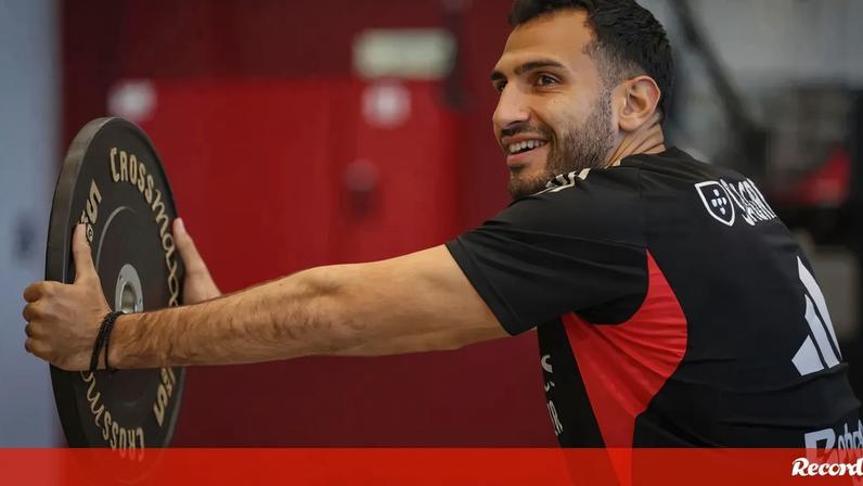 Da ginásio ao relvado: Benfica prepara-se para jogo com o Casa Pia