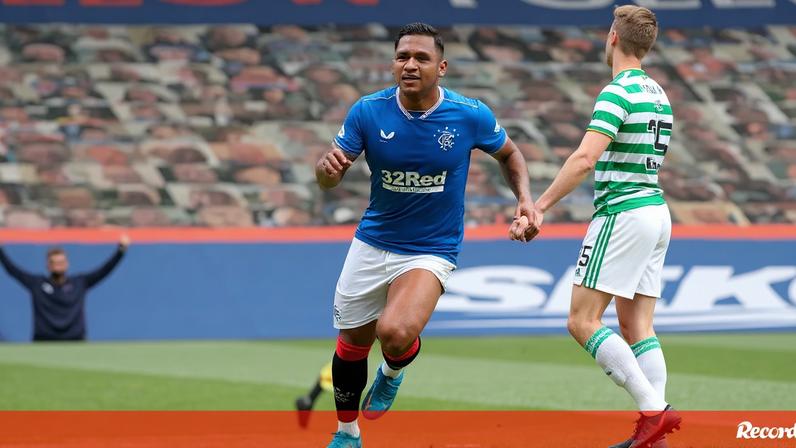 Morelos, jogador do Rangers, comemora golo