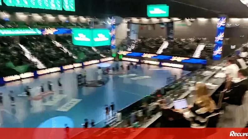 Ricardo Costa ovacionado antes do Sporting-Wisla Plock