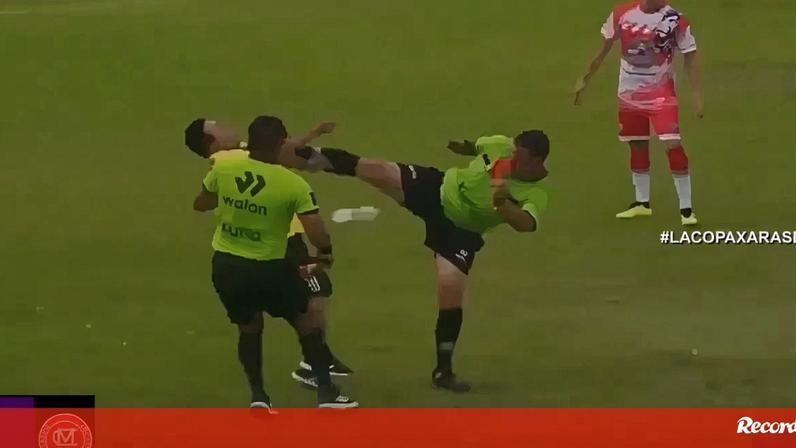 Surreal: árbitro peruano agride invasor de campo com um autêntico golpe de karaté