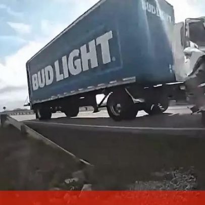 Homem rouba camião de cerveja e embate com carro patrulha nos EUA