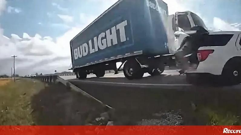 Homem rouba camião de cerveja e embate com carro patrulha nos EUA
