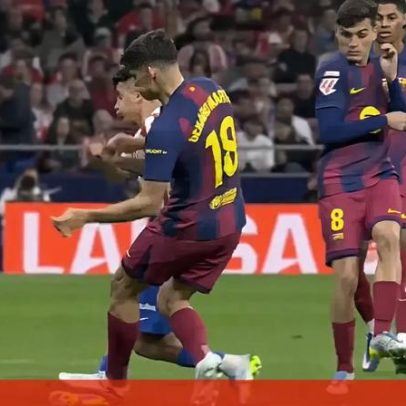 VAR reverte vermelho após entrada dura de Gerard Martín no At. Madrid-Barcelona