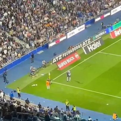 Famalicão: festejo de Sorriso junto a adeptos do FC Porto provoca arremessos