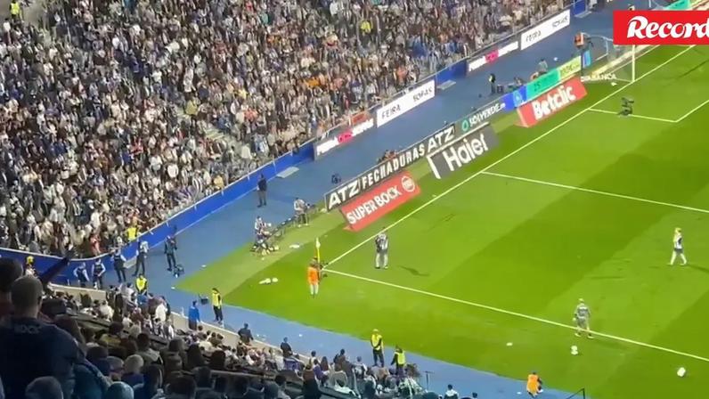Famalicão: festejo de Sorriso junto a adeptos do FC Porto provoca arremessos