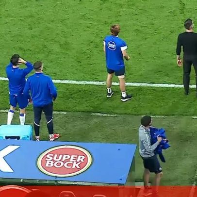 FC Porto desilude-se com o empate; Mora reage com pontapé numa geladeira no banco