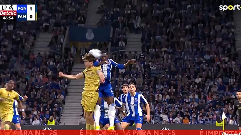 Benfica revela imagens de lance de Zaidu no Porto-Famalicão e responde Farioli