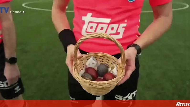 Liga da Lituânia substitui habitual moeda ao ar por uma caricata batalha de ovos durante a Páscoa