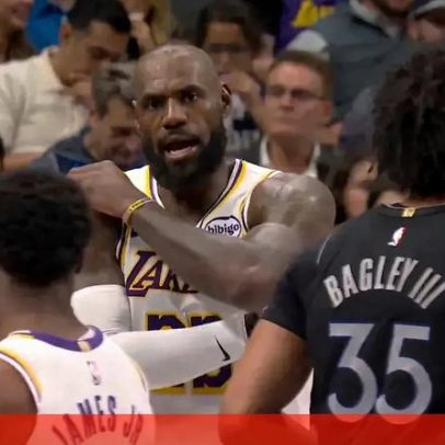 LeBron James repreende o filho durante o jogo