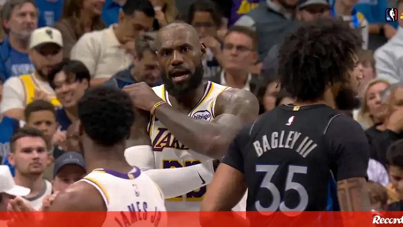 LeBron James repreende o filho durante o jogo