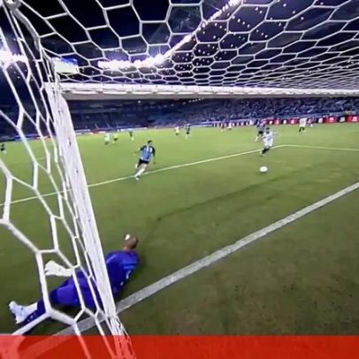 Avançado brasileiro desperdiça oportunidade clara, mais flagrante que penálti