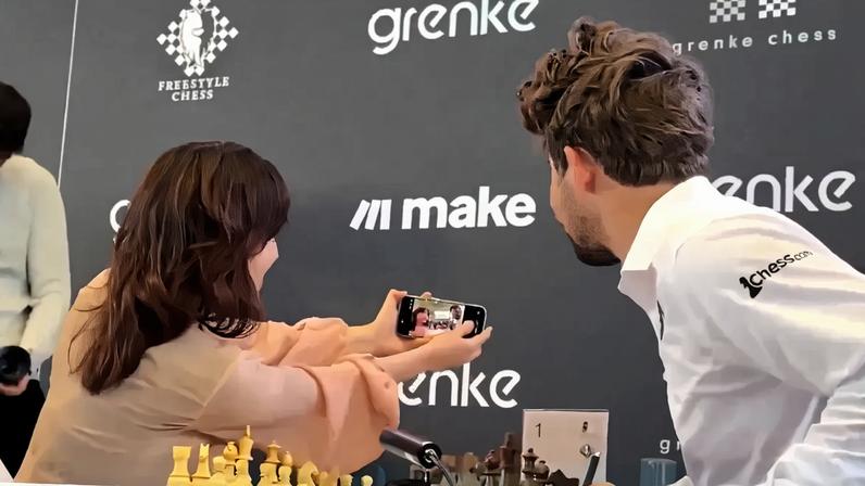Magnus Carlsen aceitou tirar selfie com rival e depois... denunciou-a aos juízes
