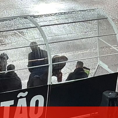 Prestianni e Sudakov levantam-se para ver lance polémico no Casa Pia-Benfica