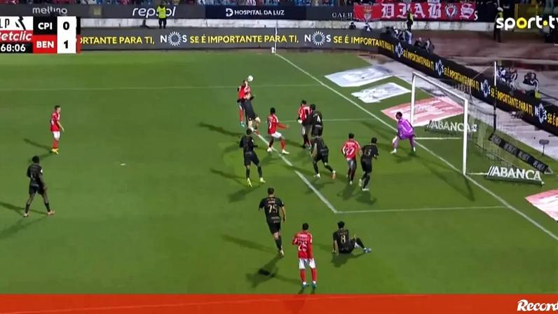 O golo de Ríos que colocou o Benfica na frente: jogadores do Casa Pia pediram falta de Schjelderup
