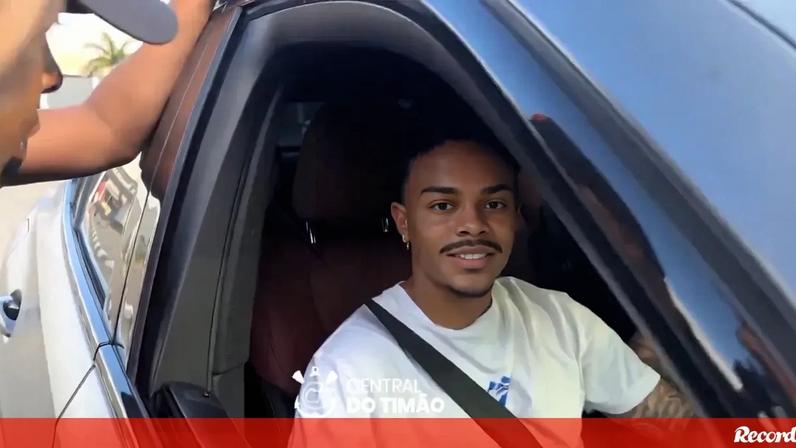 «Estás de risadinha, maluco?»: adeptos do Corinthians 'apertam' antigo jogador do V. Guimarães