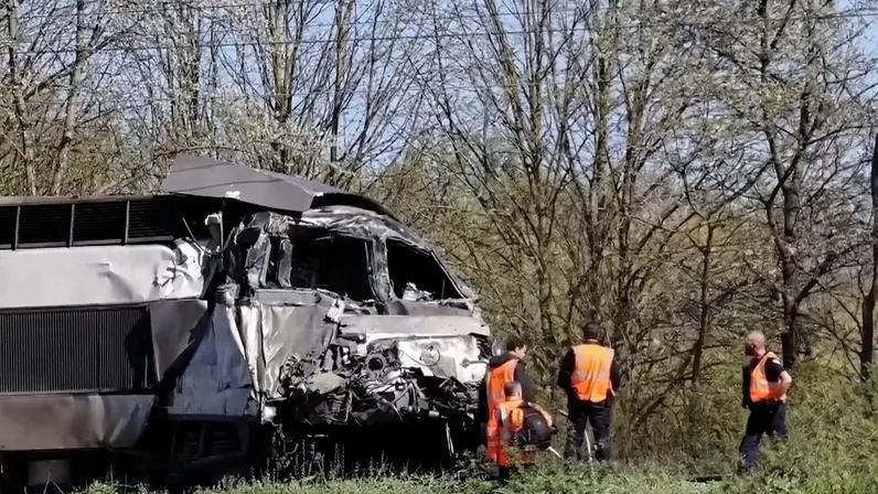 Imagens mostram aparato no local da colisão entre TGV e camião militar em França