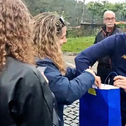 Farioli tira fotos com adeptos do FC Porto após conferência e recebe prenda