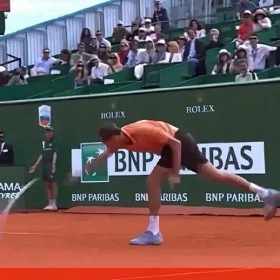 Medvedev é derrotado em Monte Carlo; raquete destruída e público reage com olés
