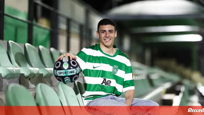 Duarte Tomás, jovem promessa do Sporting, celebra contrato profissional