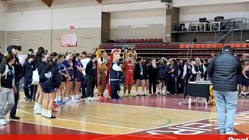 No Pavilhão Desportivo de Albufeira, no intervalo dos jogos da 18.ª Festa do Basquetebol, cantou-se hoje os parabéns à Associação de Basquetebol de Santarém que cumpre 50 anos de história.